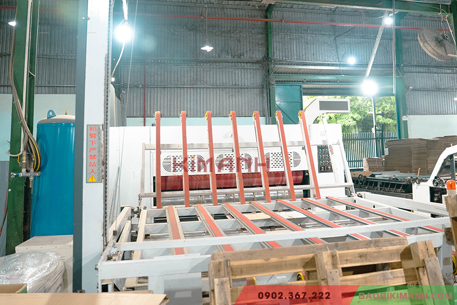 Máy móc sản xuất giấy tại nhà máy Bao bì Kim Anh