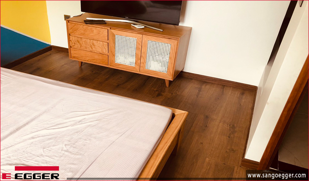 Sàn gỗ Egger EPL 075 lắp đặt trong phòng ngủ