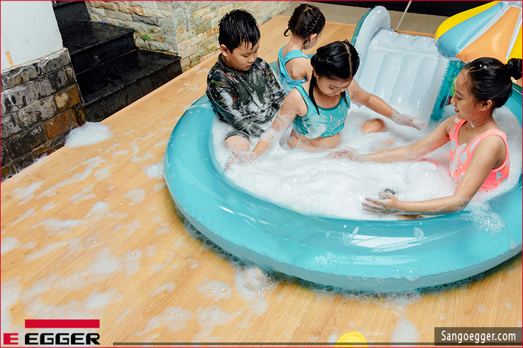 Bài kiểm tra thực tế ngưỡng chịu nước để khẳng định ưu điểm chịu nước của Egger