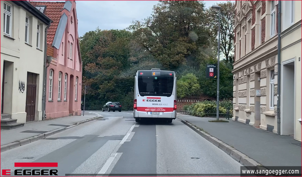 Xe bus Egger chạy trên đường phố Đức